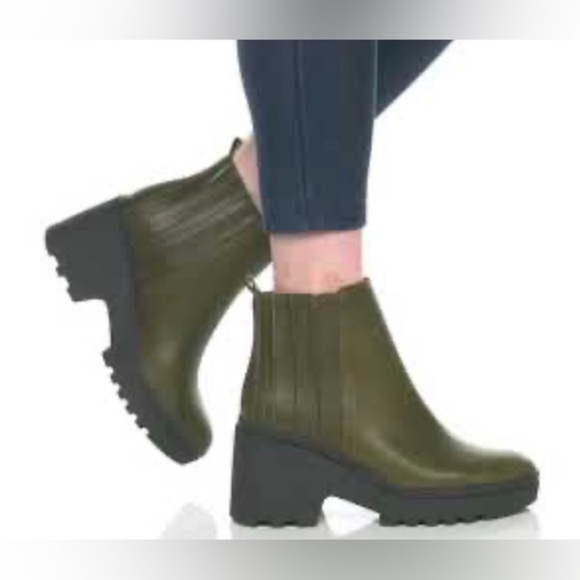 Eileen Fisher Kat olive distressed‎ leather lug sole Chelsea ankle boots size 11 - Picture 2 of 16